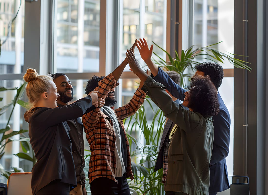 Kultura klanowa z rodzinną atmosferą pracy Rodzina pracowników z dziećmi na firmowym pikniku przy grillu i balonach