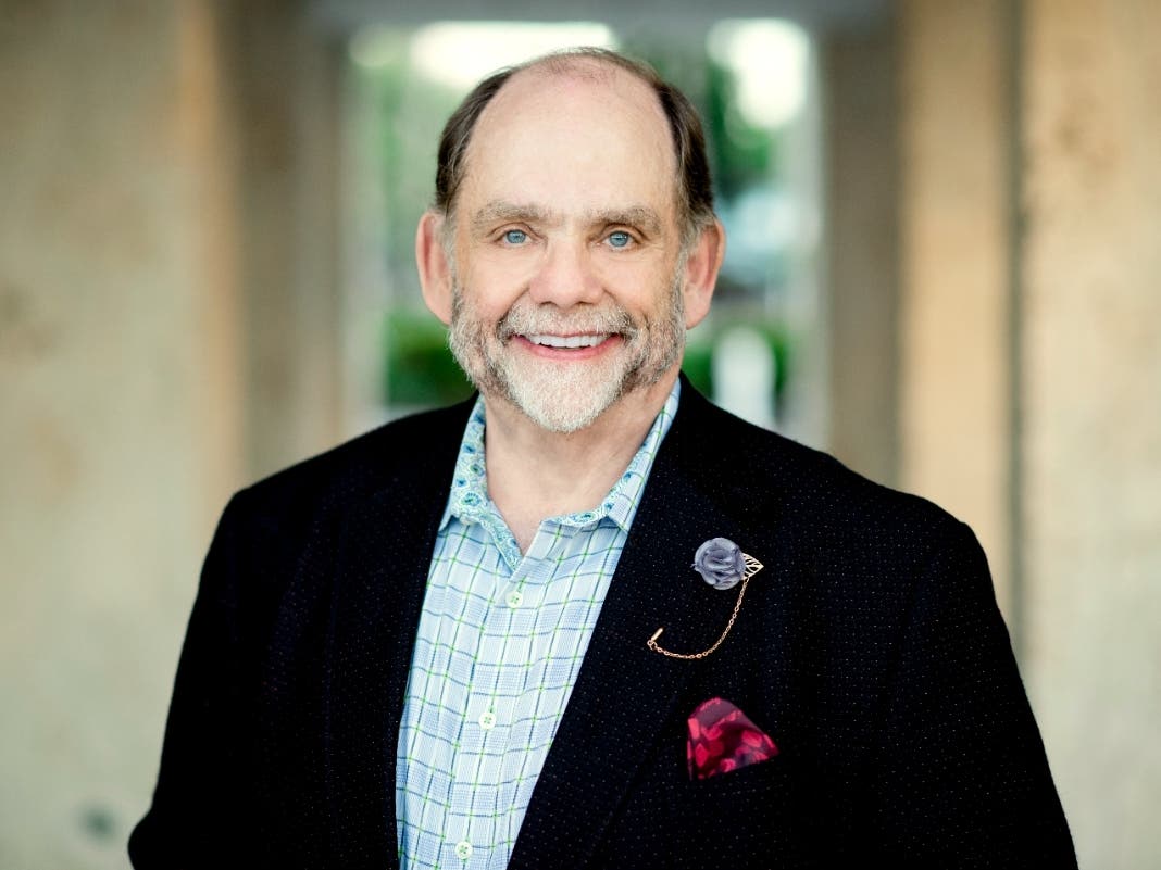 Prototyp innowacyjnego produktu na stole obok notatek inwestora anioła