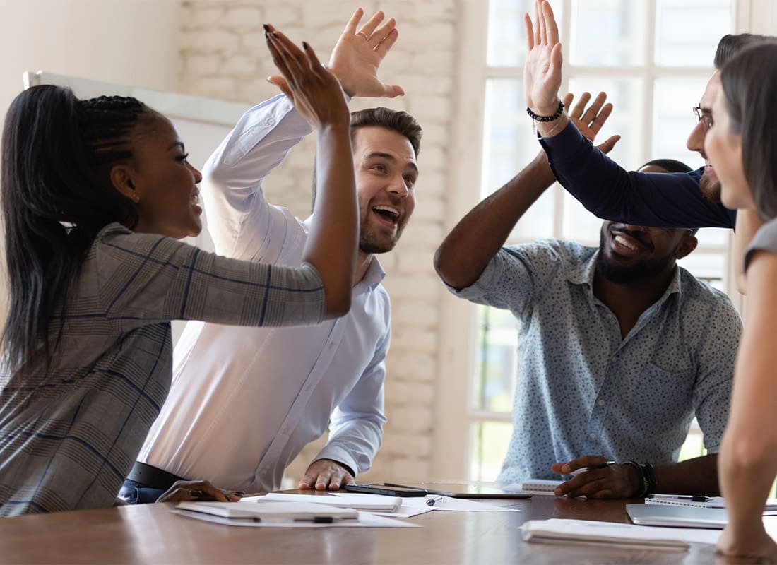 Innowacyjność i adhokracja w kulturze firmy Kreatywny pracownik rysuje żarówkę na tablicy podczas burzy mózgów z kolegami