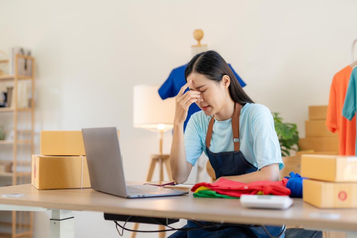 Rozpadający się domek z kart z napisem ekspansja na szczycie budowli