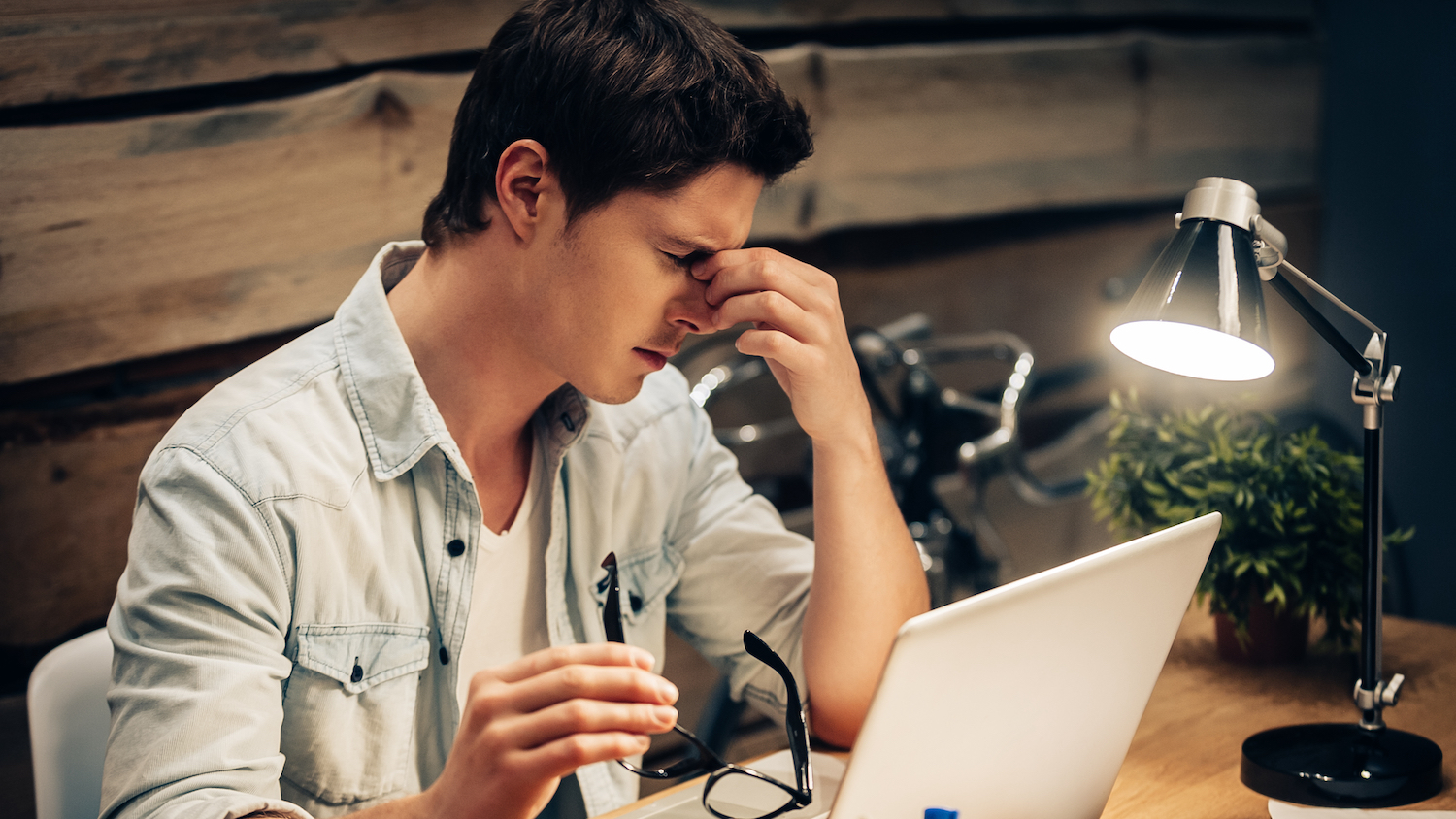 Klient odchodzi wstrząśnięty wysoką ceną produktu na półce sklepowej