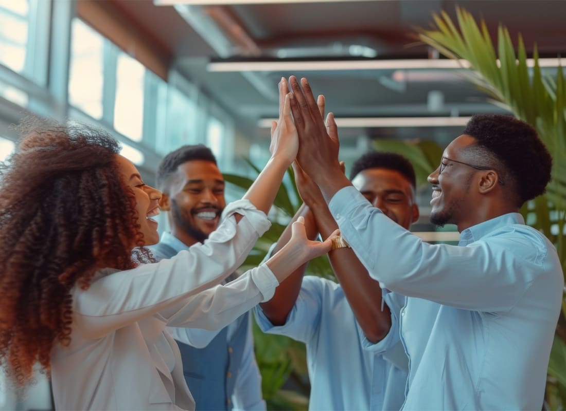 Cykliczne spotkania feedbackowe w organizacji Zespół w kręgu dzieli się opiniami podczas sesji feedbacku z notatnikami