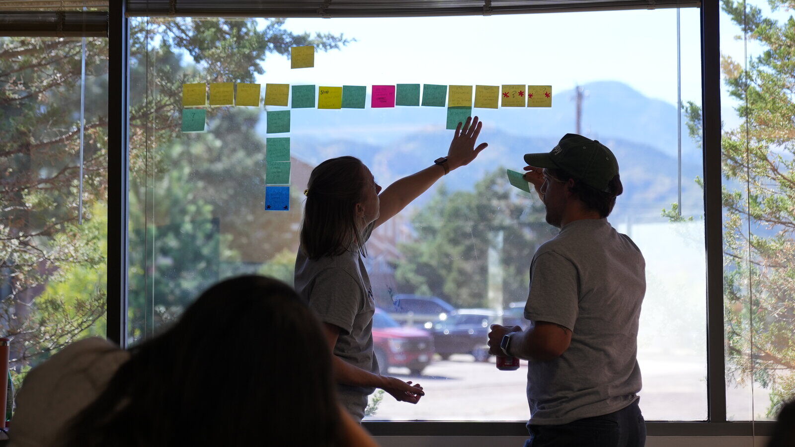 Narzędzia do lejka sprzedażowego Ikony narzędzi jak Google Analytics HubSpot i Mailchimp w układzie lejka