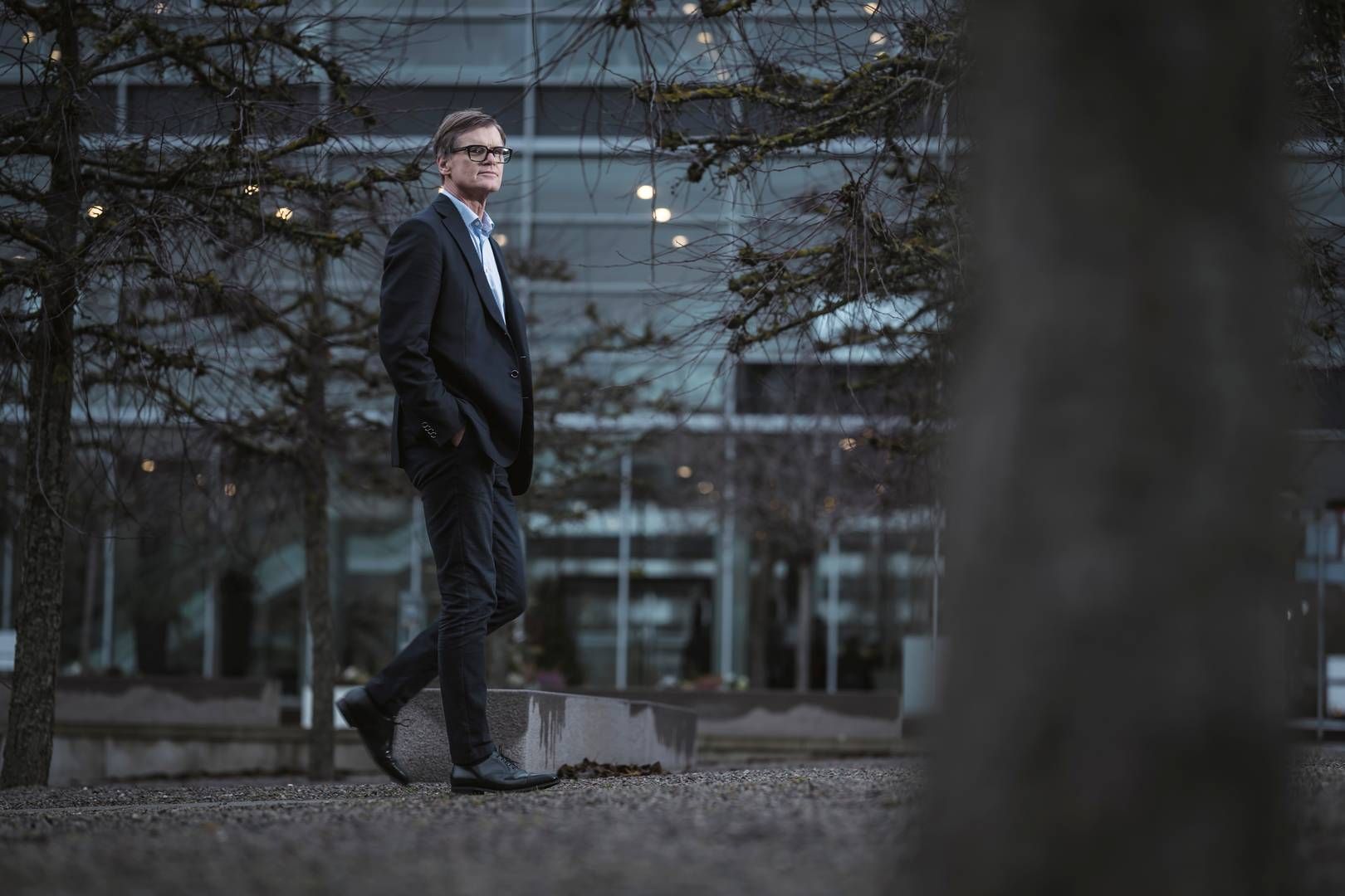 Przedstawianie kontrpropozycji ceny dostawcy Biznesmen wskazuje czerwonym markerem na niższą cenę w kontrakcie podczas spotkania