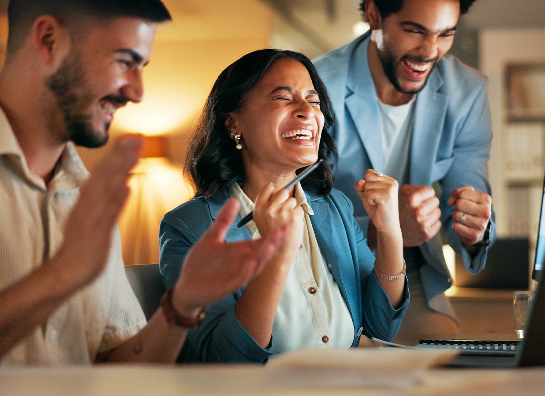 Różnorodny zespół pracowników współpracuje w nowoczesnym biurze z roślinami i kolorowymi ścianami