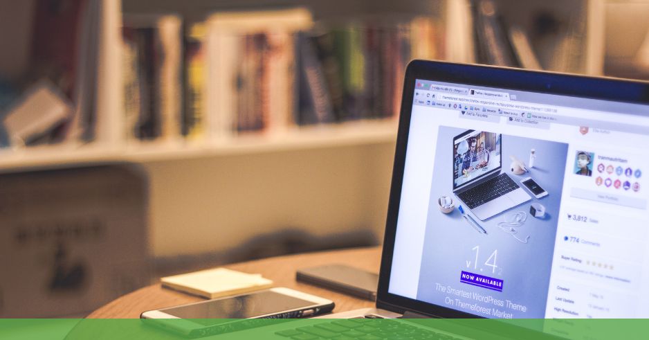 korzystanie z CDN ekran laptopa z ikoną chmury i strzałkami wokół